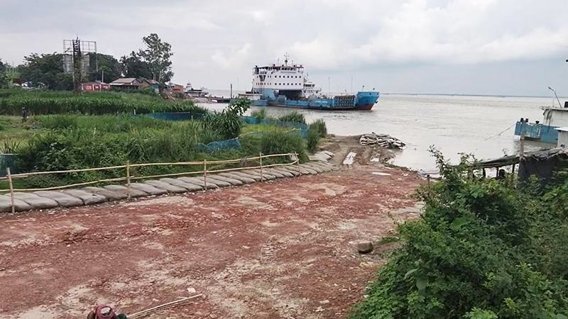 পাটুরিয়ায় ৩ পন্টুন ডুবে ফেরি চলাচল ব্যাহত, ঝুঁকি নিয়ে লঞ্চে উঠছে যাত্রীরা