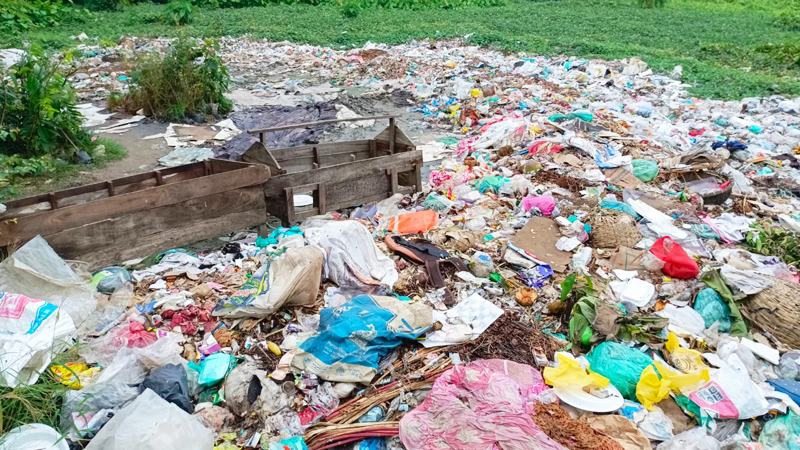 মুকসুদপুরে নেই স্থায়ী ভাগাড় পৌরসভার বর্জ্য ফেলা হচ্ছে নদীতে