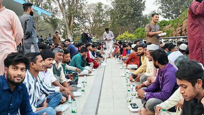 ১৬ হাজার শিক্ষার্থী নিয়ে রাবি প্রশাসনের গণ-ইফতার