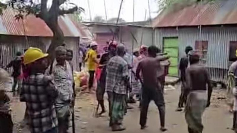 মসজিদের মাইকে ঘোষণা দিয়ে সংঘর্ষ, আহত ২০