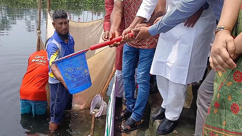 টাঙ্গাইলে মাছের পোনা অবমুক্তকরণ