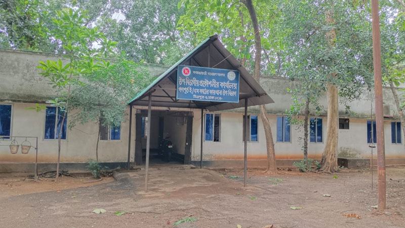 গণপূর্তের কাঠের কারখানায় ভুতুড়ে নীরবতা, সরকারি সব কাজ পাচ্ছে পাশের নামসর্বস্ব প্রতিষ্ঠান