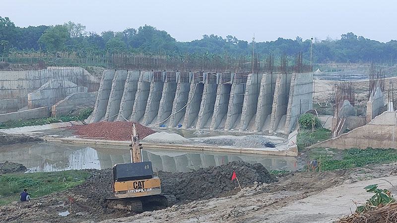 চুয়াডাঙ্গায় নদীর প্রবাহ আটকে ওয়াটার রিজার্ভার নির্মাণে ধীরগতি বাঁধ উপচে ডুবছে ফসল
