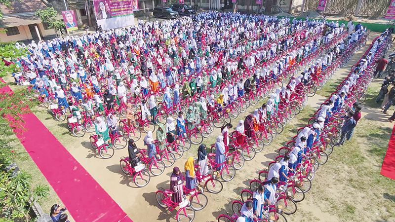 জাইমা রহমানের জন্মদিনে ৫৪৮ ছাত্রীকে সাইকেল দিলেন এলজিআরডি প্রতিমন্ত্রী