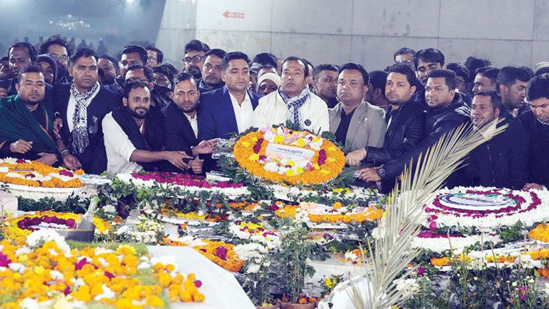 দাফনের চতুর্থ দিনেও খালেদা জিয়ার সমাধিস্থলে মানুষের ঢল