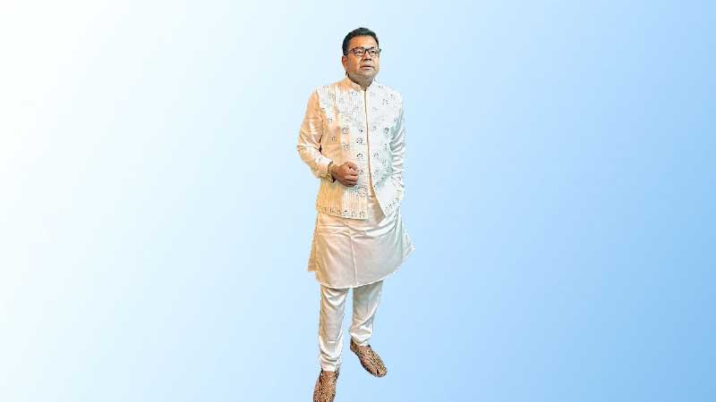 বিরতি ভেঙে সিনেমার গানে মনির খান