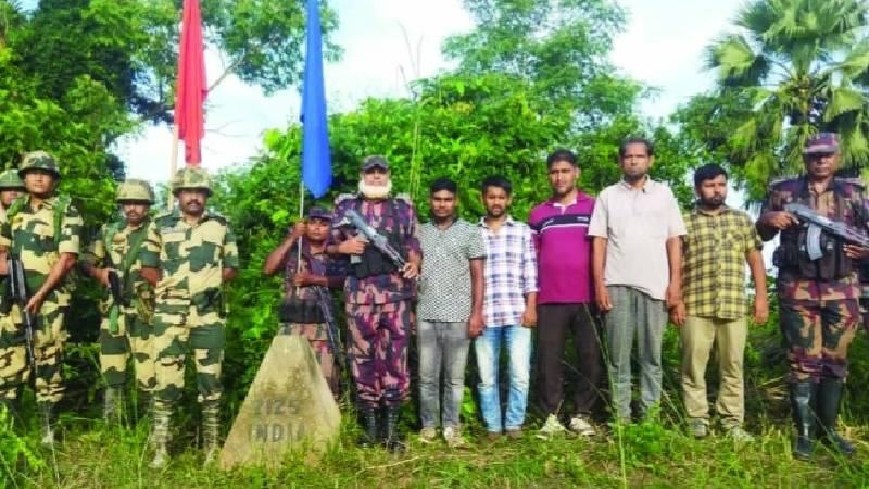 ভারতে অনুপ্রবেশ করা পাঁচ বাংলাদেশীকে বিজিবির কাছে হস্তান্তর করেছে বিএসএফ