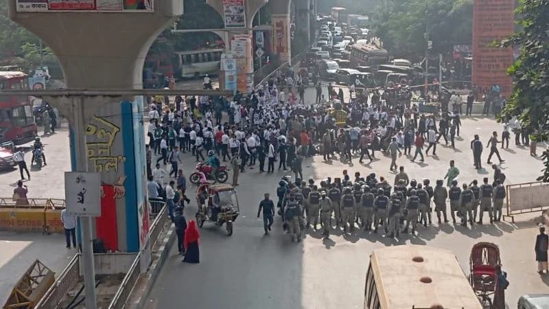 শাহবাগে ৫ কলেজের শিক্ষার্থীদের অবরোধ