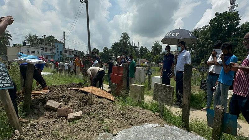 গোপালগঞ্জে নিহত ৩ জনের মরদেহ কবর থেকে উত্তোলন