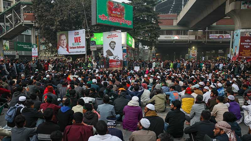 জড়িতদের গ্রেফতার না করা পর্যন্ত রাজপথ না ছাড়ার ঘোষণা ইনকিলাব মঞ্চের