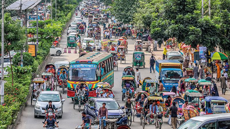 বাস ছেড়ে চালাচ্ছেন ব্যাটারিচালিত রিকশা, চালক-সহকারী সংকটে ঢাকার গণপরিবহন