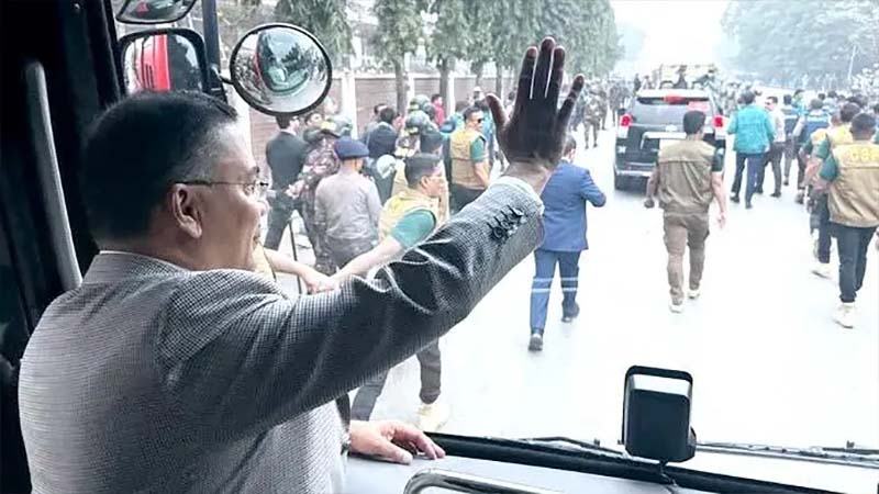 বিমানবন্দর থেকে সংবর্ধনাস্থলের পথে তারেক রহমান