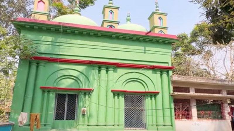 অবহেলায় ঐতিহ্য হারাচ্ছে সাতক্ষীরার চেঁড়াঘাট ছয় গম্বুজ মসজিদ