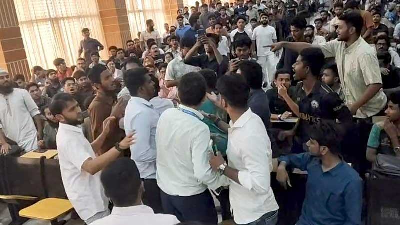যবিপ্রবিতে হট্টগোল-উত্তেজনা