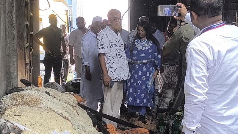মাদারীপুরে আগুনে পুড়েছে টিসিবির পণ্য