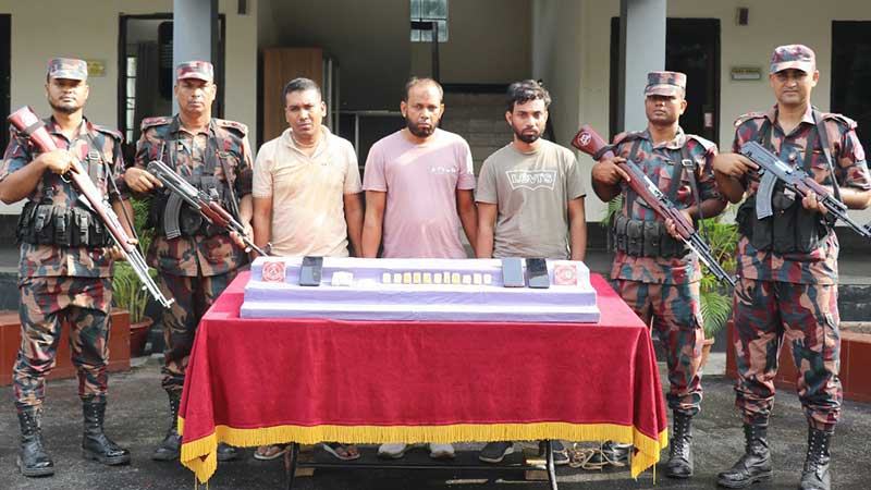 যশোরে ২ কোটি টাকার স্বর্ণসহ তিন পাচারকারী আটক
