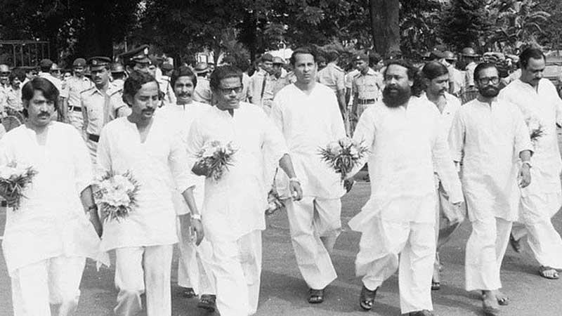 বিপ্লবের আকাঙ্ক্ষা থেকে ভাঙনের রাজনীতি, এখন অস্তিত্ব সংকট