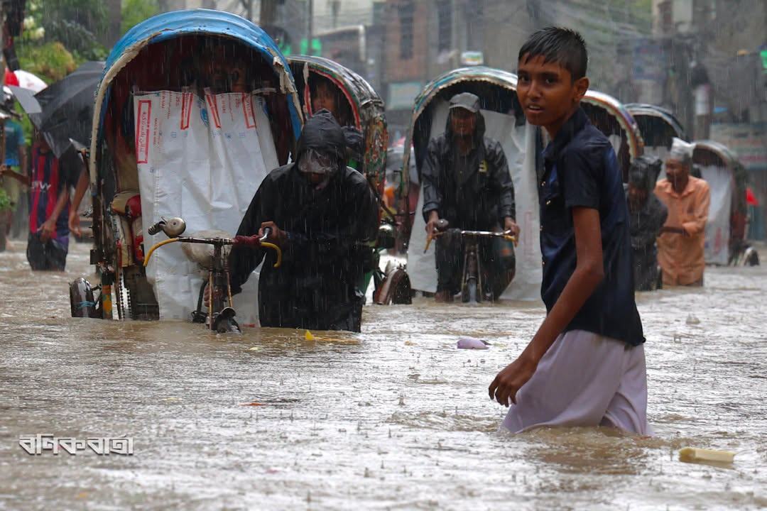 টানা বৃষ্টিতে অচল চট্টগ্রাম নগরী, জলাবদ্ধতায় চরম ভোগান্তি