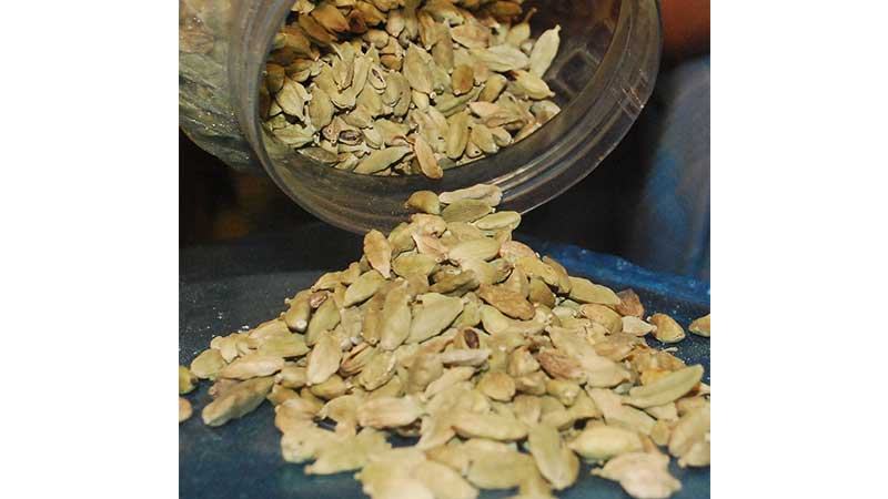 সাতক্ষীরায় এলাচের দাম বেড়েছে কেজিতে ৬০০ টাকা