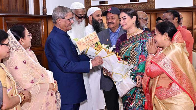 সংবিধান প্রত্যেককে সমান অধিকার, মর্যাদা ও ধর্মীয়  স্বাধীনতা দিয়েছে