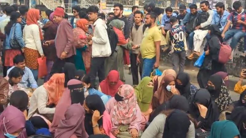 ঢাকার ৩ জায়গায় সাত কলেজ শিক্ষার্থীদের অবরোধ, তীব্র যানজট