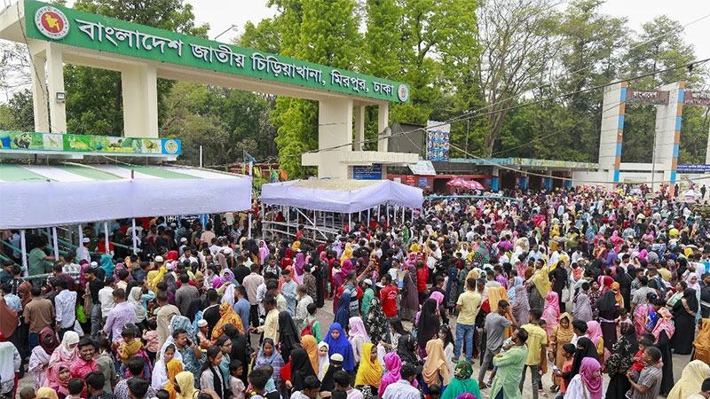 অটো ও হকারের দখলে চিড়িয়াখানার ফুটপাত-সড়ক গুনতে হচ্ছে বাড়তি টাকা