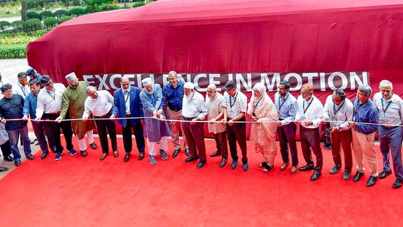 শিক্ষার্থীদের জন্য ১৮টি এসি বাস চালু করল ইউআইইউ