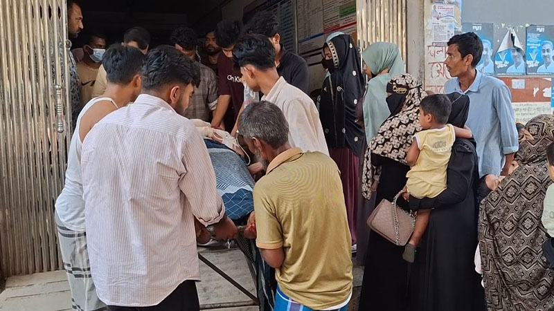 ছেলেকে কুপিয়ে ৩ তলা থেকে ঝাঁপ দিয়ে সাবেক পুলিশ সদস্যের মৃত্যু