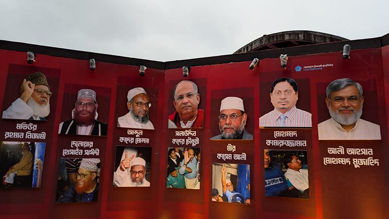 বাম ছাত্র সংগঠনগুলোর তোপের মুখে সরিয়ে নিল প্রশাসন