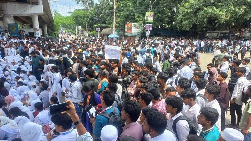সাতরাস্তায় পলিটেকনিক শিক্ষার্থীদের সড়ক অবরোধ, তীব্র যানজট