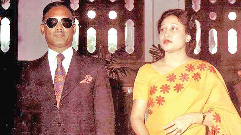 শোক সামলে হেঁটেছেন ঝঞ্ঝাবিক্ষুব্ধ পথে