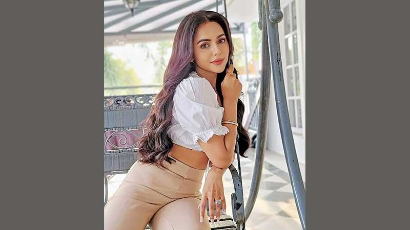 দেশে ফিরে ব্যস্ত সময় পার করছেন ফারিয়া