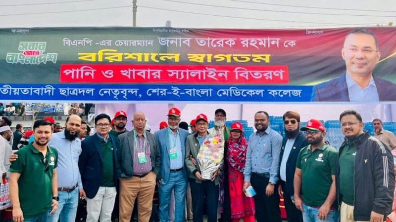 সাবেক ছাত্রদল নেতাদের উদ্যোগে পানি ও খাওয়ার স্যালাইন বিতরণ