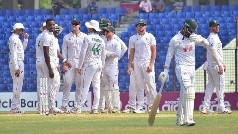 ফলো-অনে পড়ে আবারো বিপর্যস্ত বাংলাদেশ