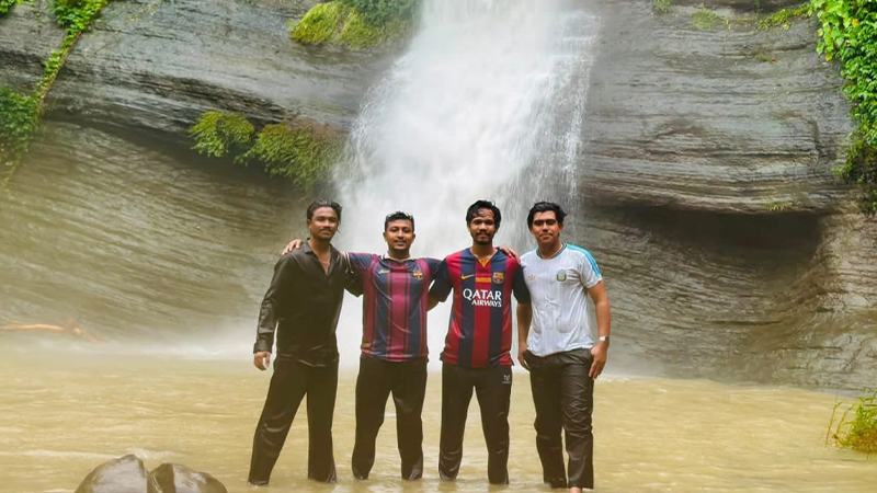 সুপ্তধারা ঝর্ণায় আটকে ছিল চার শিক্ষার্থী, ৯৯৯-এ ফোনকলের পর উদ্ধার