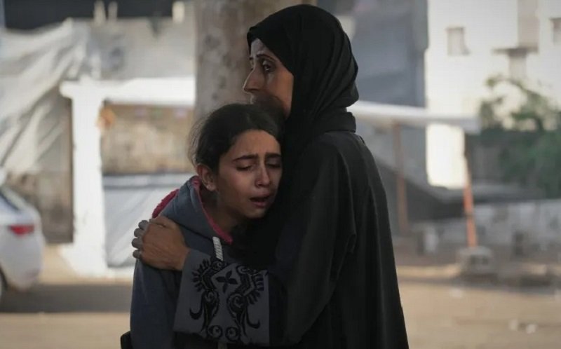 A Palestinian girl mourns