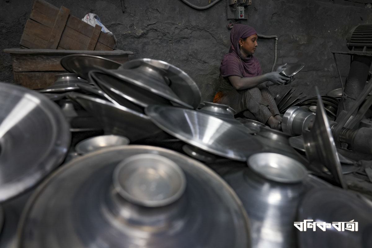 শ্যামপুরে তৈজসপত্রের কারখানায়...