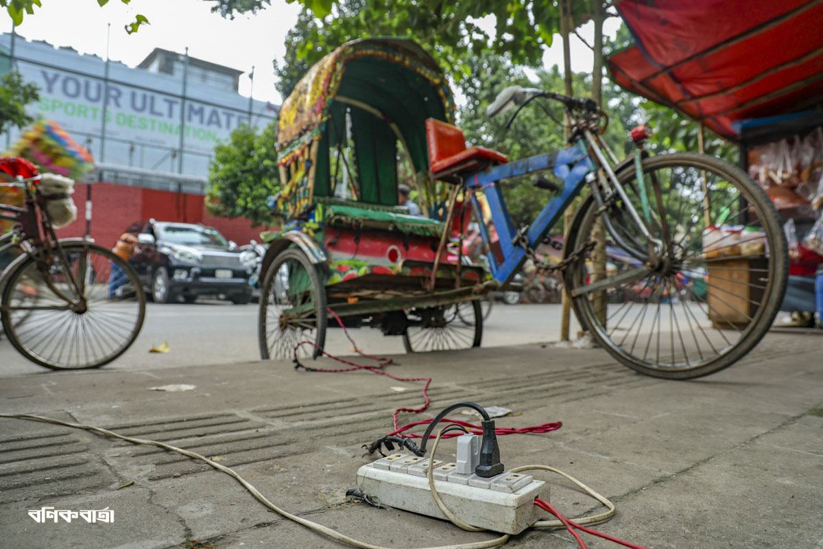 ফুটপাতে অটো রিকশার অবৈধ চার্জিং স্টেশন