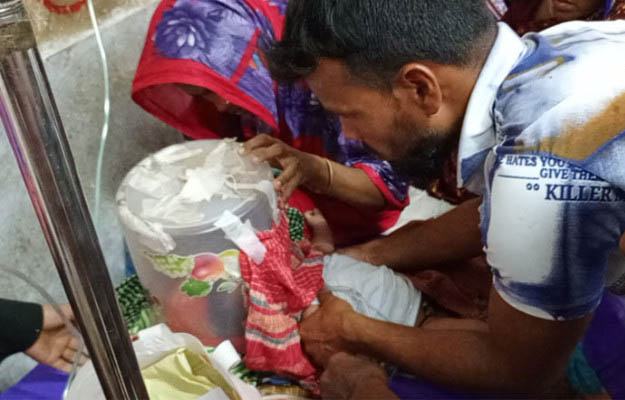 প্লাস্টিকের পট কেটে ‘হেডমাস্ক’ বানিয়ে শিশুদের দেয়া হচ্ছে অক্সিজেন