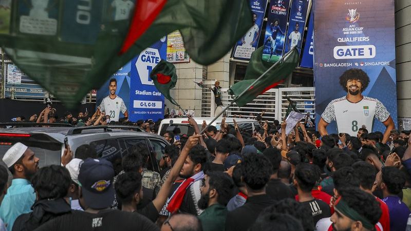 খেলা শুরু হবে সন্ধ্যায়, দুপুরেই ফুটবল সমর্থকদের জনস্রোত