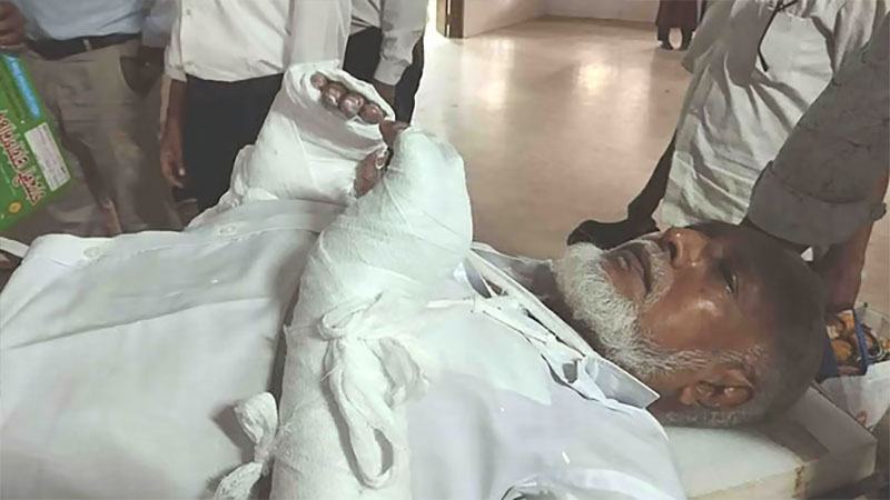 নাটোরে চেম্বারে ঢুকে আইনজীবীর ওপর হামলা, হামলাকারীকে পুলিশে সোপর্দ