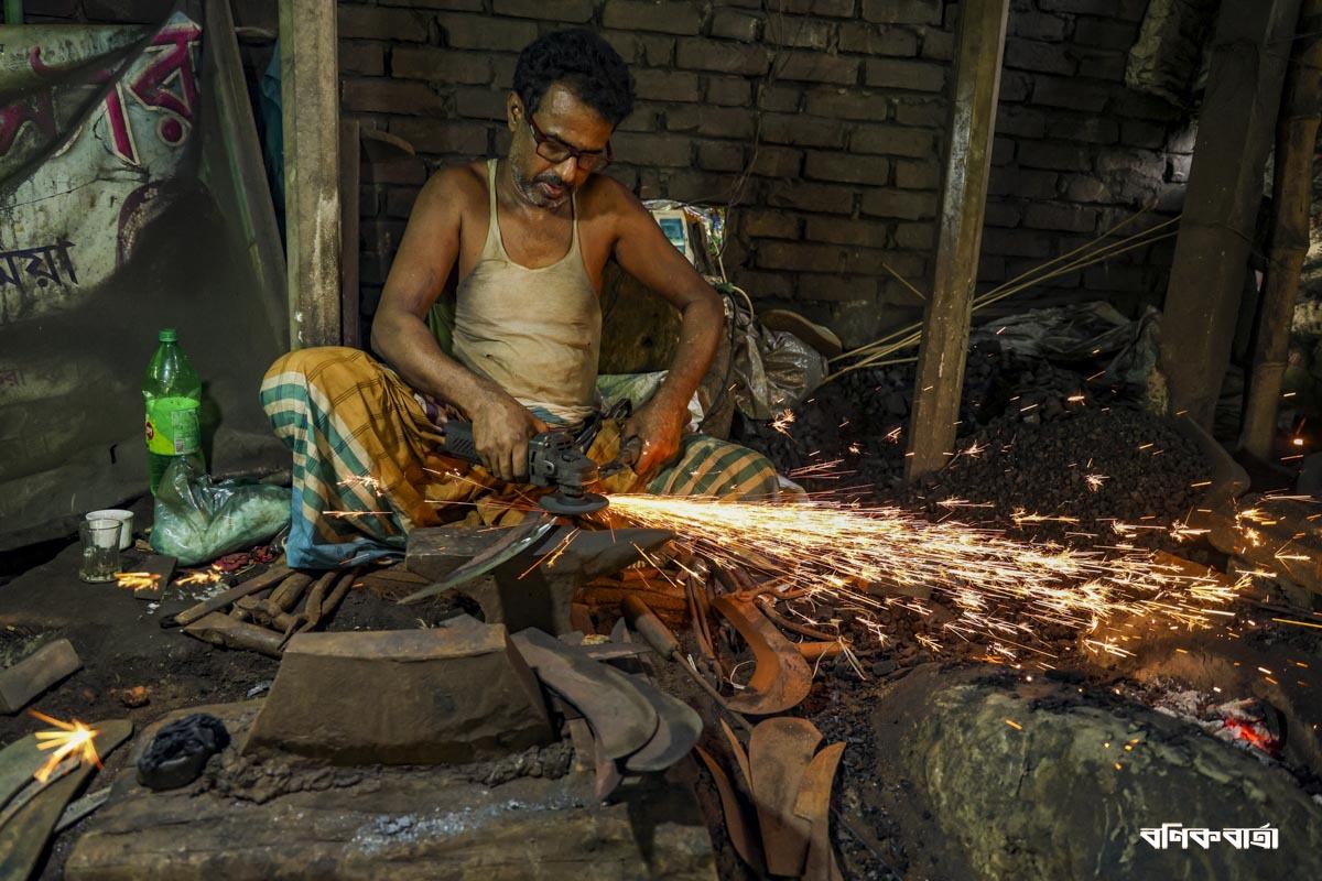 হাতুড়ির শব্দে মুখর কামারশালা