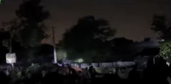 বজ্রঝড়ের মধ্যেই টর্চলাইট জ্বালিয়ে দুই পক্ষের সংঘর্ষ, আহত ২৫
