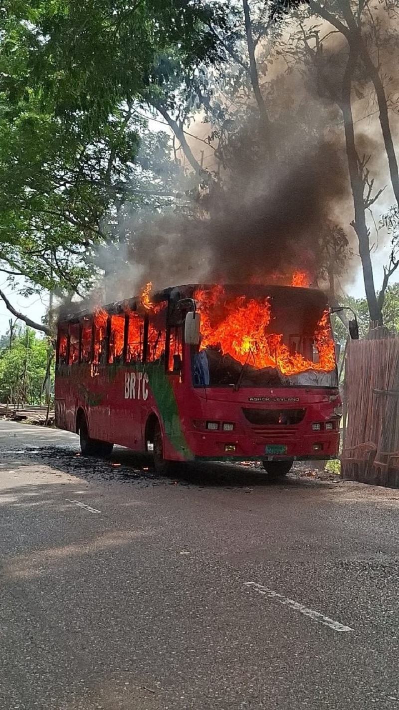 বরিশালে চলন্ত বাসে আগুন, প্রাণে রক্ষা পেলেন ৩০ যাত্রী