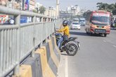 সড়কে ঝুঁকিপূর্ণ মোটরসাইকেল পারাপার