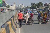 সড়কে ঝুঁকিপূর্ণ মোটরসাইকেল পারাপার