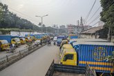 রাস্তার অর্ধেকজুড়ে তেজগাঁও ট্রাকস্ট্যান্ড