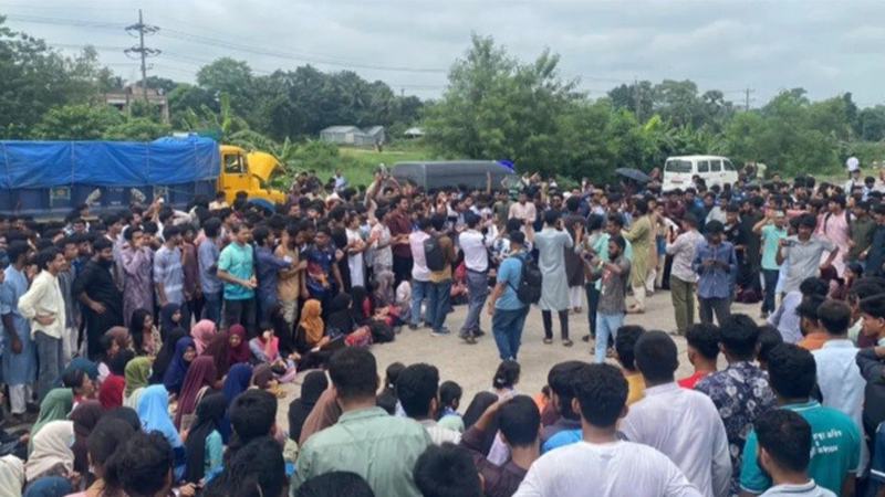 কুবি শিক্ষার্থীদের ঢাকা-চট্টগ্রাম মহাসড়ক অবরোধ