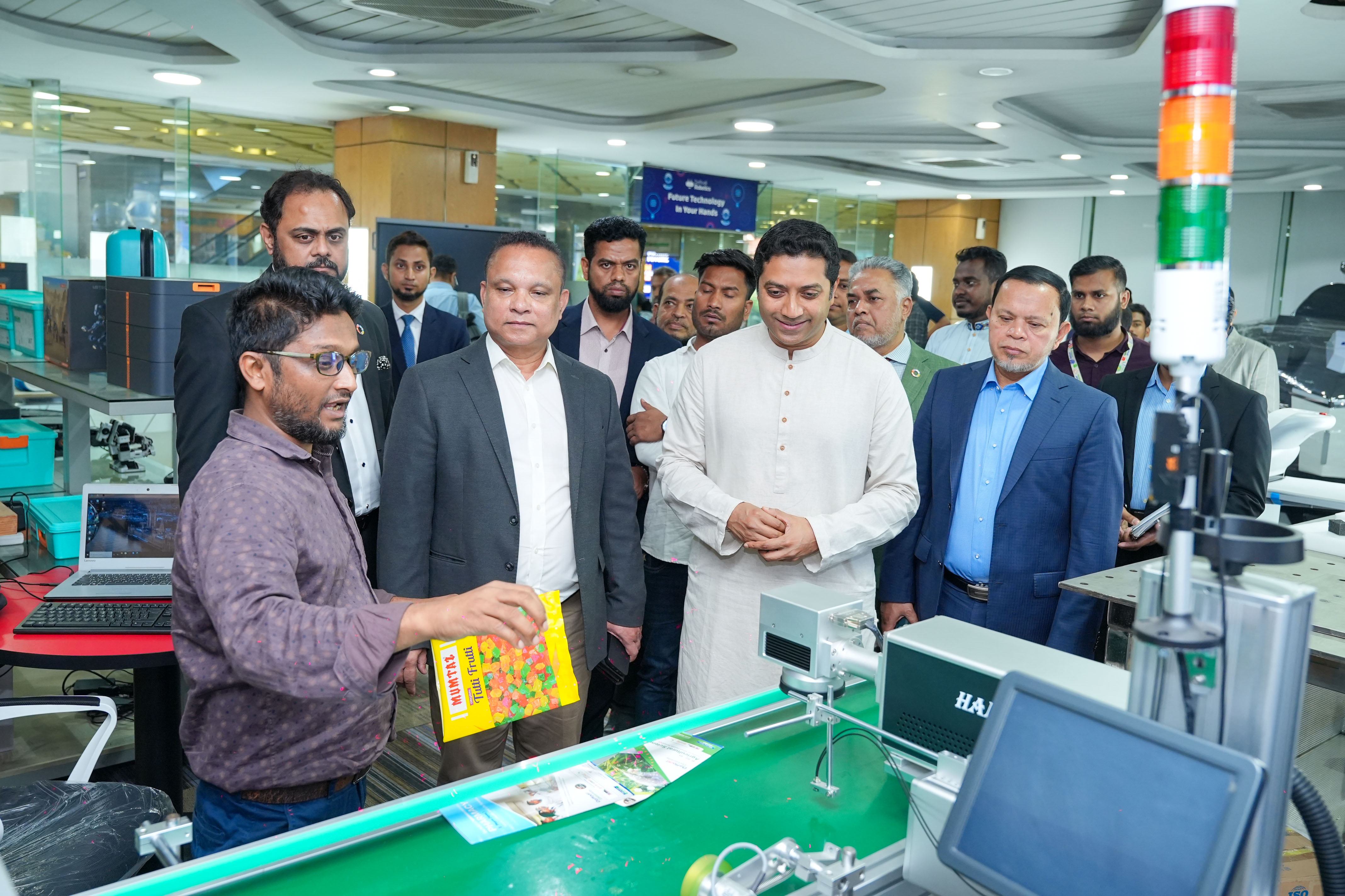 ড্যাফোডিল রোবোটিক্সের শোরুম পরিদর্শনে ববি হাজ্জাজ ও জিয়াউদ্দিন হায়দার
