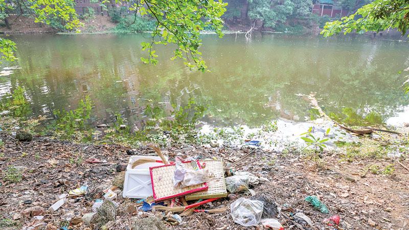 বিষাক্ত আবর্জনায় ঢাকার লেকগুলো মৃত্যুর মুখে ঢলে পড়ছে